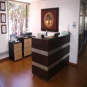 Recepción Recta en Fórmica con superficie mostrador en vidrio